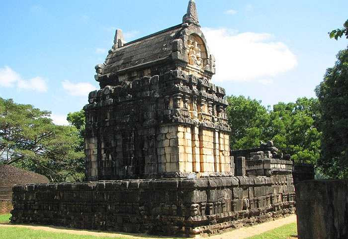 Tới năm 1193, quân đội người Hồi giáo chiếm đóng và phá hủy ngôi trường. Nalada đã buộc phải ngừng hoạt động chính thức vào năm 1197.