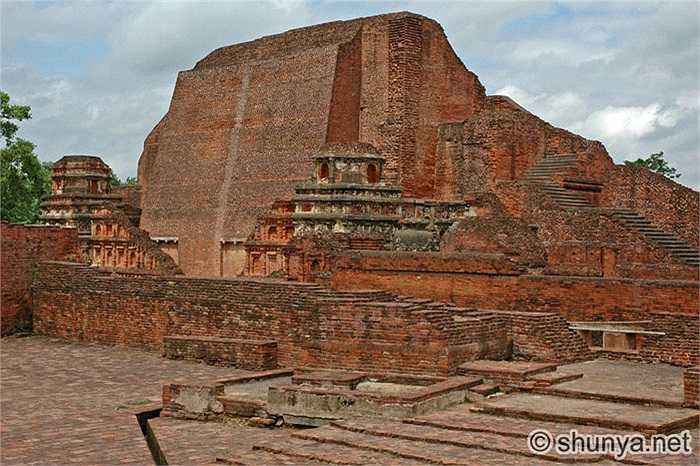 Ngôi trường Phật giáo này từng nơi mà Huyền Trang - Đường Tam Tạng hay Đường Tăng (602 - 664) theo học vào thế kỷ thứ 7. 