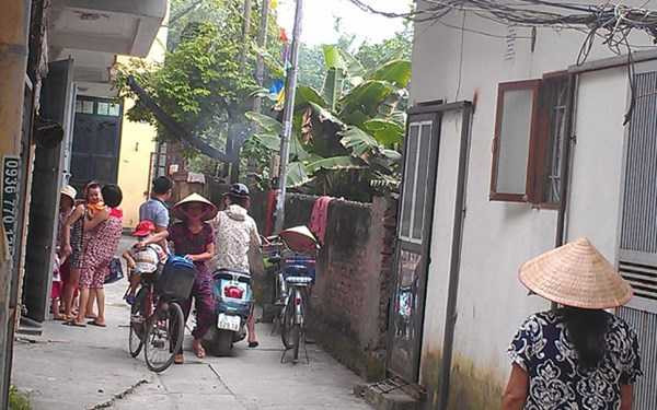 Nhà 5 tầng nghiêng nửa mét giữa thủ đô dùng... trông trẻ