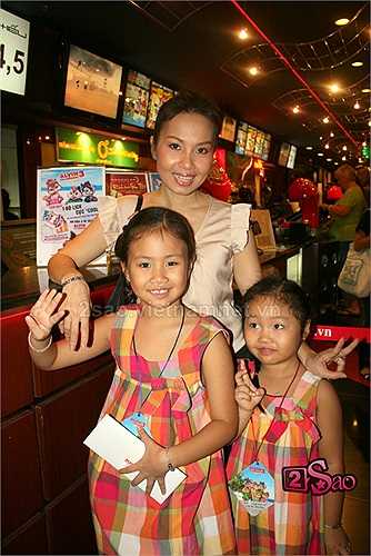 'Tôi và Cẩm Ly được cái cả hai đều thích sống thoải mái, còn để phải gò bó mai mặc đồ này, đi tiệc kia chắc không làm được.'