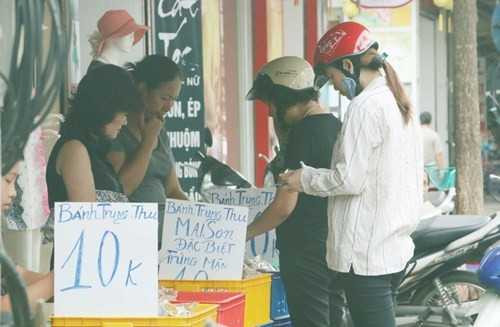 Người dân chen chúc nhau mua bánh trung thu.