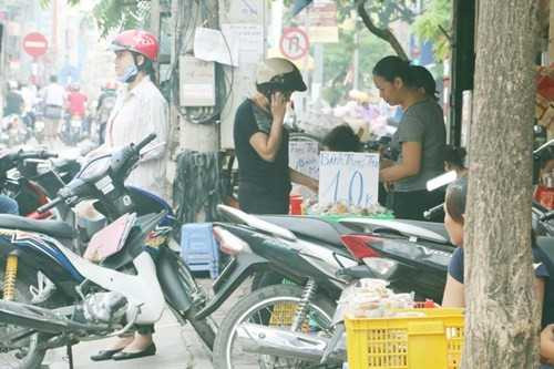 Giá bánh chỉ khoảng từ 10.000 -15.000 đồng/chiếc.