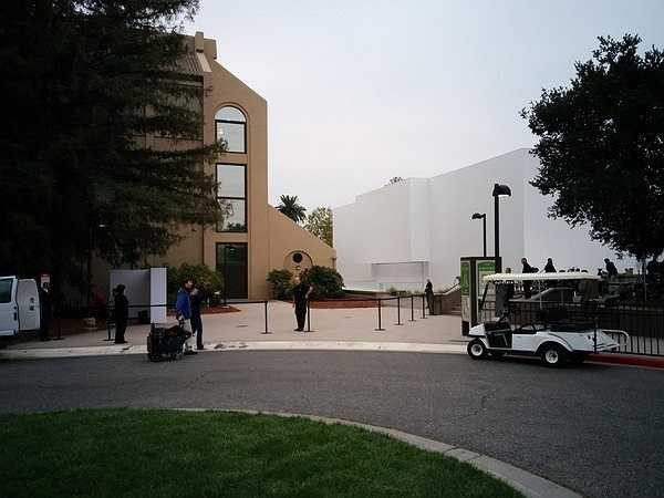 Bên ngoài khu vực giới thiệu sản phẩm mới của Apple.