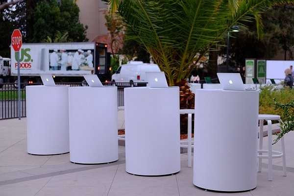 Rất nhiều máy tính Macbook của Apple được bố trí bên ngoài với mục đích đăng kí cho phép báo giới tham gia sự kiện.