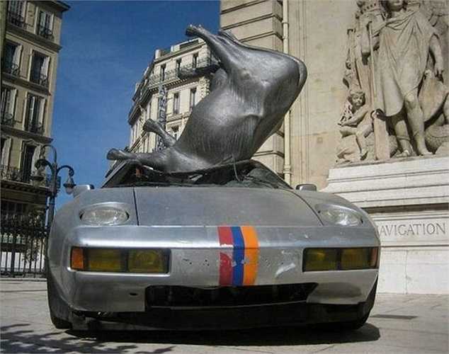 Địa điểm nơi chiếc xe này gặp nạn là một quảng trường đi bộ, cũng khó hiểu khi tượng bò nặng hàng tấn lại bị hất tung lên cao đến vậy.