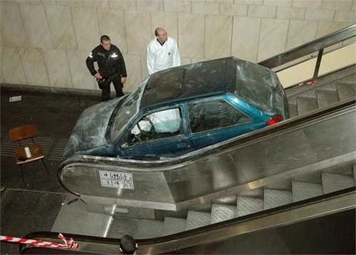 Thang cuốn không mấy khi được lắp đặt ngoài phố, không hiểu tại sao chiếc xe lọt vào và nằm ở tư thế gọn gàng như thế.