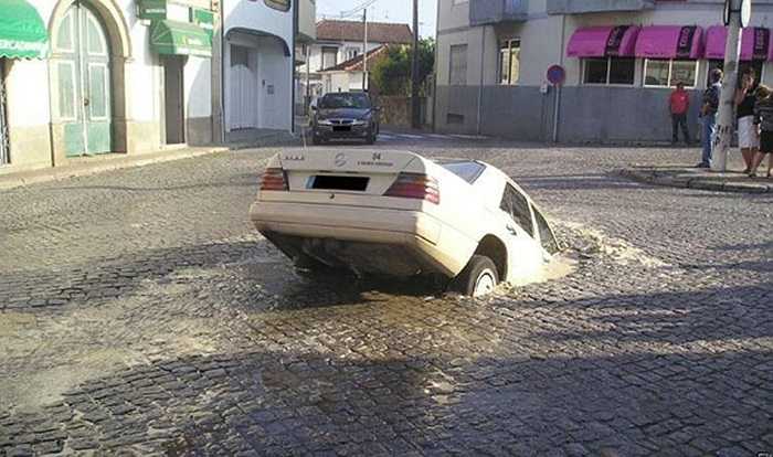 Nơi bị sụt hố của chiếc Mercedes có nền đá rất cứng và trong một khu phố cổ, nên người ta rất ngạc nhiên khi chiếc xe sụt hố kiểu này.