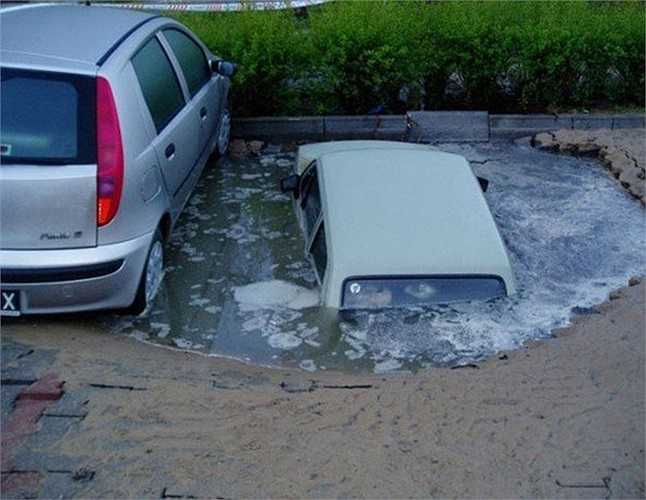 Nơi đỗ xe ở chỗ làm hàng ngày của một nhân viên công sở tại Nga. Một ngày đẹp trời ra chỗ lấy xe thì gặp cảnh này.