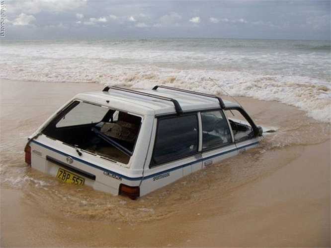 Bác tài này đưa xe xuống bãi biển, thủy triều lên quá nhanh không chạy kịp.
