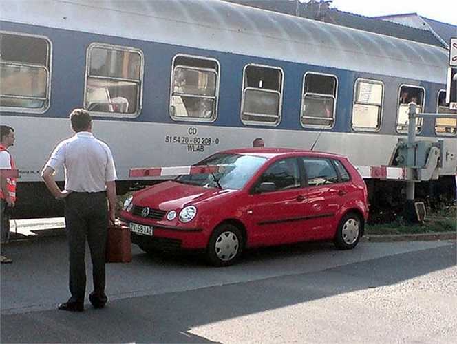 Chiếc xe này gặp nạn cũng từ một pha lùi xe quá đà, may mắn là sau đó đoàn tàu mới tới.