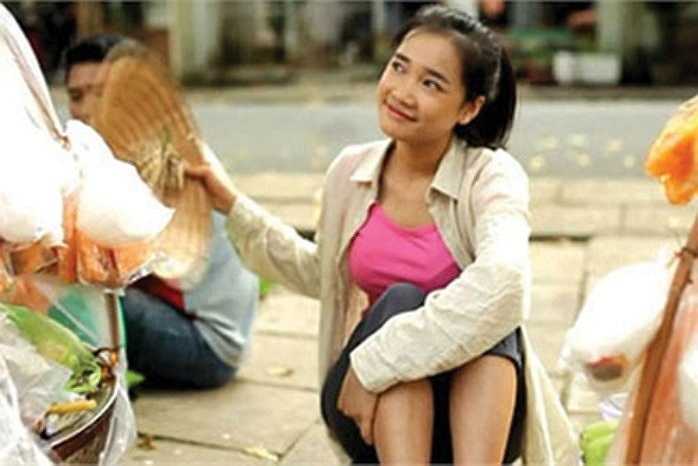 Nhìn hình ảnh chắc hẳn mọi người sẽ nhận ra ngay cô bán bánh tráng trong clip 'Xin lỗi anh chỉ là thằng bán bánh giờ'. 