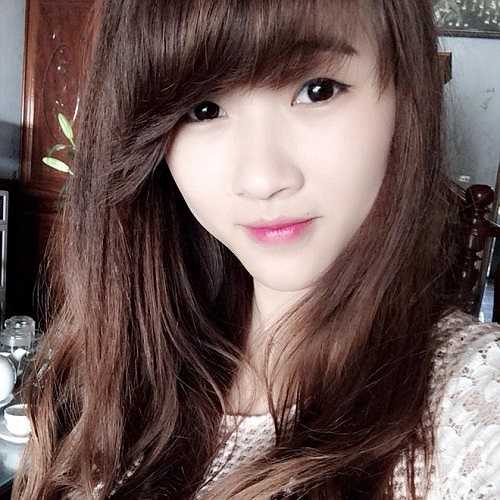 Buổi sáng Linh Ly đi học ở trường, buổi chiều ngày nào không đi chụp hình thì cô ra bán cùng chị. 
