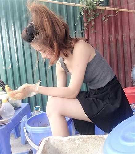 Sau khi hình ảnh cô lan truyền trên mạng, quán bánh tráng trộn đông khách đến mua hơn mọi ngày, có nhiều người tò mò đến chủ yếu để gặp mặt Linh Ly. 