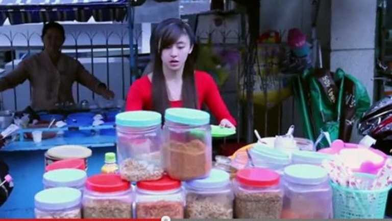 Cô gái bán bánh tráng trộn tại Đà Lạt này có khuôn mặt xinh xắn như hot girl. Những hình ảnh và thông tin về cô gái đã từng được chia sẻ rộng rãi trên mạng xã hội.