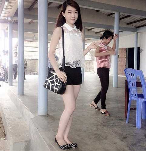 Thời gian gần đây, hình ảnh một cô gái bán bánh tráng trộn tại Hà Nội được cư dân mạng chia sẻ khá rộng rãi...