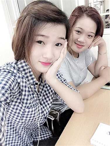 Cô gái đó chính là Dương Linh Ly, sinh viên năm 3, khoa Tài chính, ĐH Kinh doanh Công nghệ Hà Nội.