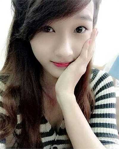 Linh Ly sử hữu khuôn mặt xinh xắn, nước da trắng bởi vậy cứ dân mạng phong cho cô là 'hot girl bánh tráng trộn'.