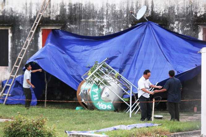 Bồn nước rơi đè chết 2 học sinh: Bà nội khóc ngất bên thi thể cháu