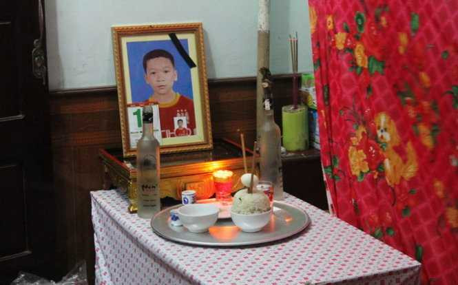 Bồn nước rơi đè chết 2 học sinh: Bà nội khóc ngất bên thi thể cháu