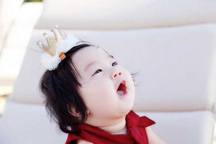 Bé Trương Bình Nhi càng lớn càng đáng yêu.