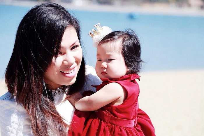 Xem cận cảnh vẻ đẹp của Mona, người đối diện sẽ thấy cô bé có gương mặt bầu bĩnh, đặc biệt là đôi mắt một mí không giống bố lẫn mẹ. 