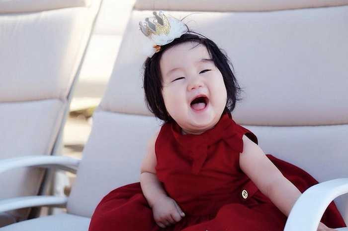 Bởi thế, Trương Minh Cường cho biết, bản thân anh tự thấy đôi mắt Mona khi nhìn xuống trông giống y như mắt của bức tượng Phật bà.