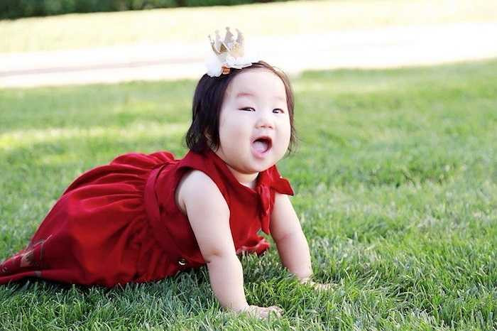 Hơn nữa, lúc biết tin mang bầu, vợ nam diễn viên lại nằm mơ có một Thầy trong chùa nói vợ chồng anh sẽ sinh con gái và hãy đặt tên là Trương Bình Nhi.