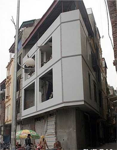 Ngôi nhà có hình thù siêu méo này được gia chủ 'khéo léo' tận dụng không gian vỉa hè và ngõ để cơi nới trên tầng 2. Trên đoạn đường này nhiều ngôi nhà còn được gia chủ nắn chỉnh uốn lượn theo đường cong của tuyến đường.