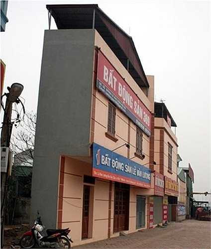 Ngôi nhà siêu mỏng với chiều sâu chưa bằng 2/3 chiếc xe máy (nằm trên đường Lê Văn Lương kéo dài).