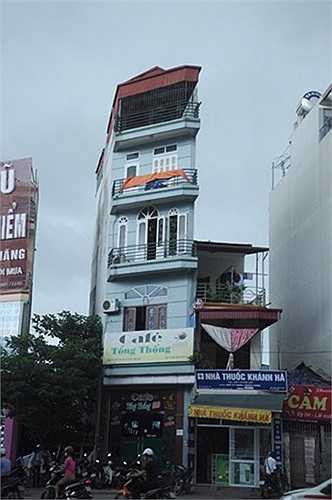 Một ngôi nhà khác tại khu vực đầu đường Lê Văn Lương kéo dài giao với Khuất Duy Tiến với hình thù méo mó, kỳ dị. Tầng một với không gian nhỏ bé cũng được chủ nhân tận dụng để kinh doanh cafe.