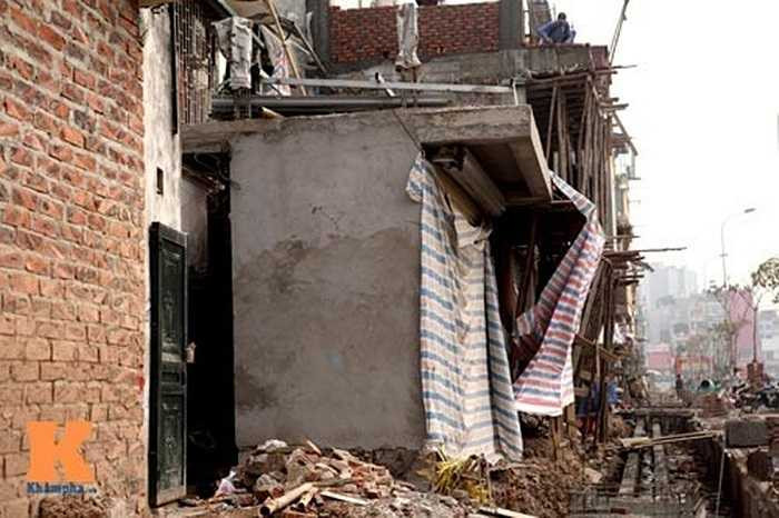 Trên tuyến đường vành đai I đoạn Ô Chợ Dừa - Hoàng Cầu (Hà Nội) sau khi được thông xe lộ ra khá nhiều ngôi nhà kì dị. Một ngôi nhà 'siêu bé' có mặt tiền và chiều sâu gần như bằng nhau: chỉ hơn 1m.