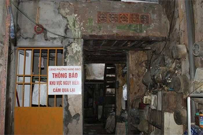 Ngôi nhà 'lô cốt' tại số 47 Hàng Bạc là một trong những ngôi nhà cổ nhất đất Hà thành. Được xây dựng từ năm 1880, đã tròn 133 năm ngôi nhà này vẫn lắt lay bám trụ lại với thời gian. Bước chân vào ngôi nhà cổ này, mọi náo nhiệt của phố xá sầm uất dường như biến mất, thay vào đó là một không gian hoàn toàn khác biệt. Đặc biệt ở đây xuất hiện dòng thông báo: 'Khu vực nguy hiểm cấm qua lại' bởi có người đã bị gạch rơi bươu đầu.