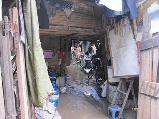 Căn nhà kỳ dị có hình cái búa tại số 56 Nguyễn Phúc Lai của anh Đức không khác gì một khu 'ổ chuột' xập xệ tại đất Hà Thành. Diện tích hẹp và việc xây dựng móng vừa nhỏ lại vừa mỏng khi phải gánh cả một căn phòng rộng đến gấp đôi diện tích khiến căn nhà bị nghiêng hẳn ra phía ngoài đường.