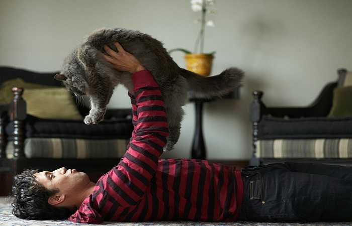 Hạnh phúc và thư giãn: Chơi và vuốt ve thú cưng khiến cơ thể sản sinh chất serotonin và dopamine trong não, làm cho bạn cảm thấy hạnh phúc, bình tĩnh và thư giãn.