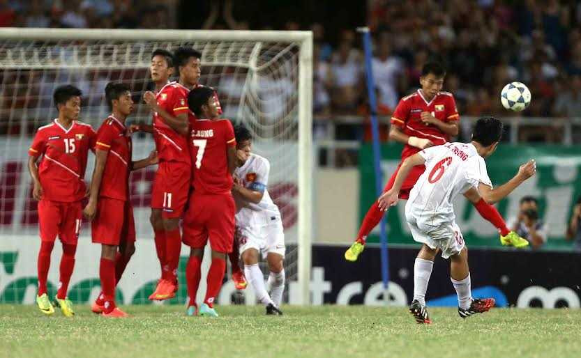 Cú sút tuyệt đẹp của Xuân Trường (Ảnh: Quang Minh)