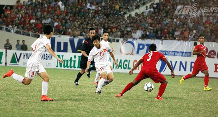 Công Phượng lườm rau gắp thịt