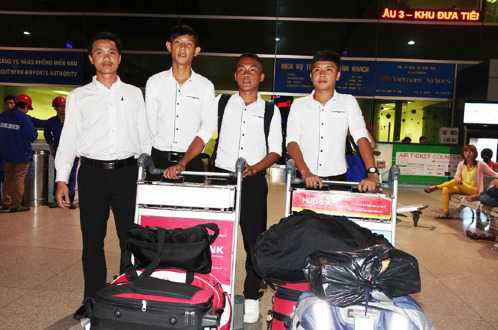 Ba cầu thủ trẻ của ĐTLA lên đường sang Nhật Bản (ảnh: Tuoitre)
