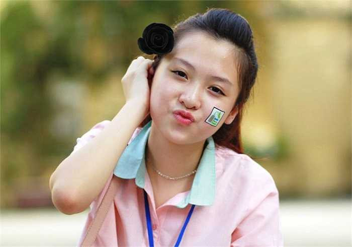 Trong buổi lễ khai giảng năm học 2014 – 2015 của trường THPT Phan Đình Phùng, hình ảnh nữ sinh cô nữ sinh có khuôn mặt xinh xắn, dễ thương, dịu dàng đã thu hút sự chú ý của nhiều người. Được biết, nữ sinh này tên là Nguyễn Ngọc Diệu, học sinh lớp 11D. 