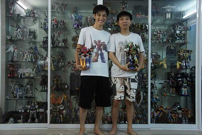 Thanh Duy chụp ảnh kỷ niệm cùng bạn bên bộ sưu tập đồ chơi của mình.