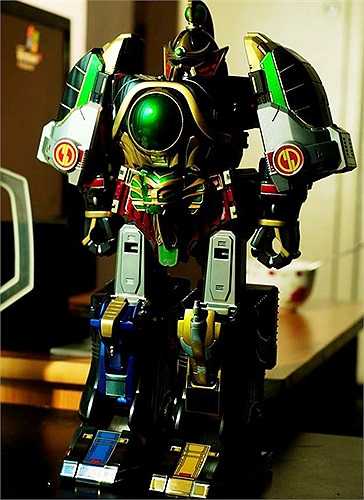 Dairen Oh/Thunder Megazord có giá khoảng 10 triệu. 'Nó đắt như thế vì một năm chỉ sản xuất một lần theo phim chiếu trên truyền hình. Càng lâu năm giá sẽ càng cao. Mẫu này không được bán rộng rãi' - Thanh Duy cho biết.