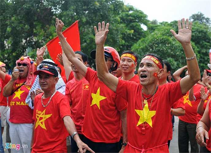 Những cổ động viên từ Hải Phòng, Hải Dương, Hưng Yên, Nam Định, Ninh Bình, Nghệ An... cùng nhau tụ họp trước Tượng đài Lý Thái Tổ và bắt đầu hành trình diễu hành khắp các phố phường Hà Nội