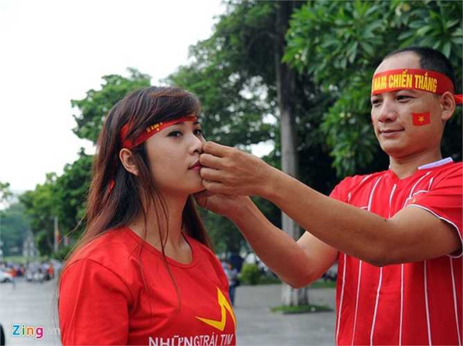 Họ cùng nhau chuẩn bị những trang phục cổ động trước khi diễu hành tiến về sân Mỹ Đình