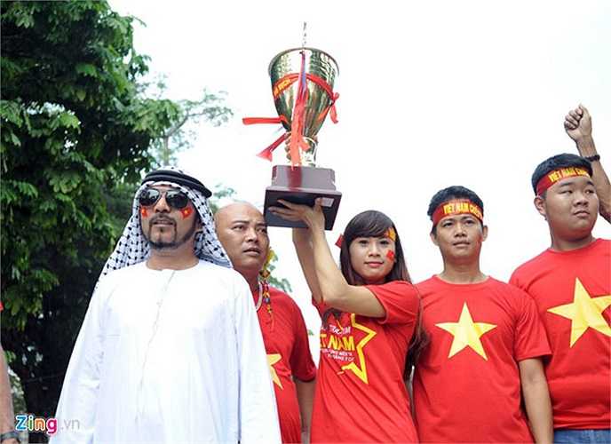 Chiếc Cup tượng trưng chức vô địch tối nay cho U19 Việt Nam của CĐV có biệt danh Quê 'Râu' 