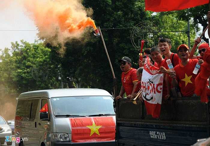 Hội CĐV Hải Phòng mang theo pháo khói và đội kèn góp thêm sự cuồng nhiệt cho đoàn diễu hành.