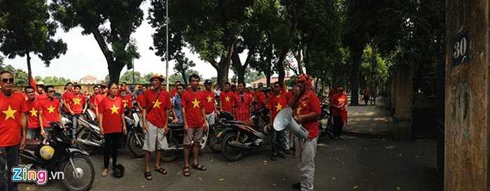 Đoàn CĐV Việt Nam tập trung trước cửa nhà Đại tướng Võ Nguyên Giáp - số 30 Hoàng Diệu trước khi tiến về sân Mỹ Đình (Theo: Zing)
