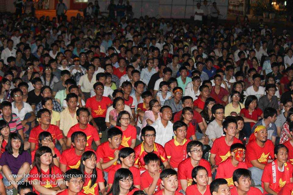 Các CĐV tại TP.HCM cũng đang sục sôi mong ngóng tin chiến thắng từ U19 Việt Nam (ảnh: Hội CĐV Việt Nam)