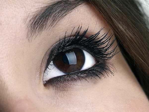 Mắt màu: Rất dễ dàng để phát hiện tình trạng thiếu máu từ mắt, khi bạn kéo căng mí mắt và nhìn xuống bên dưới của mắt, nếu thấy màu nhợt nhạt, điều đó chứng tỏ bạn đang thiếu máu.