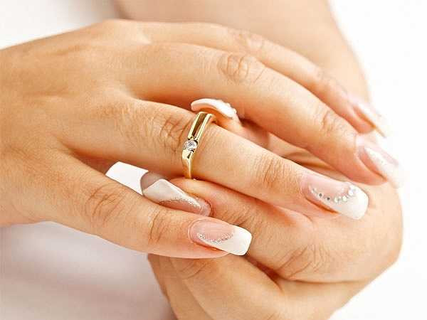 Tay nhợt nhạt: Khi bạn nhấn ngón tay của một người khỏe mạnh, nó sẽ chuyển sang màu đỏ bởi tất cả máu đều được ép vào đầu ngón tay. Nhưng nếu bạn bị thiếu máu, ngón tay của bạn sẽ có màu trắng nhợt nhạt.