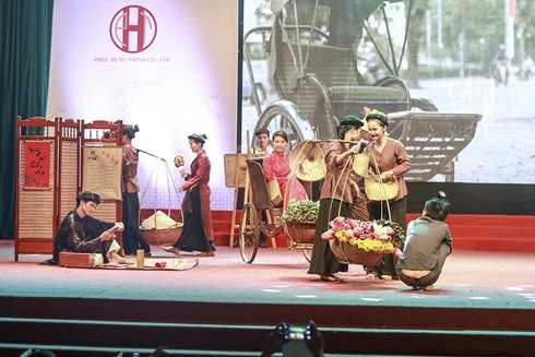 Lê Vũ Bình nhảy sôi động khiến hơn 1.000 khán giả 'nóng'