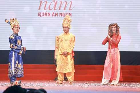 Lê Vũ Bình nhảy sôi động khiến hơn 1.000 khán giả 'nóng'